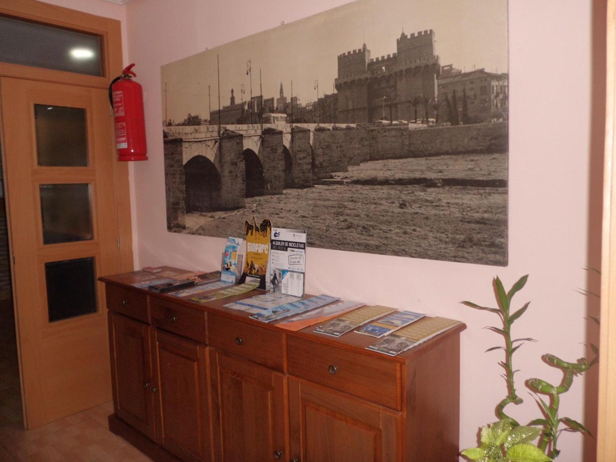 Hostal Abastos Валенсия Экстерьер фото