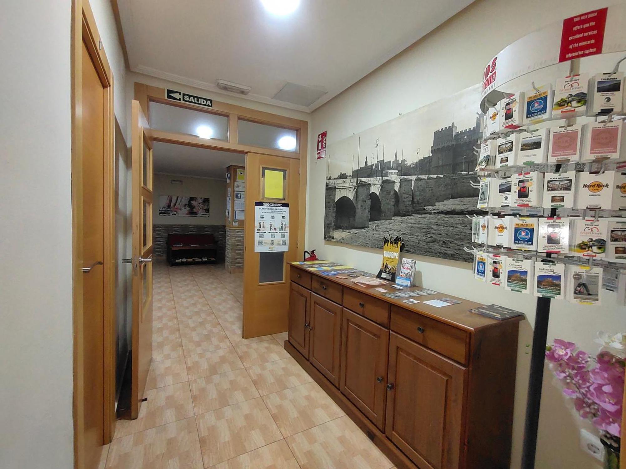 Hostal Abastos Валенсия Экстерьер фото